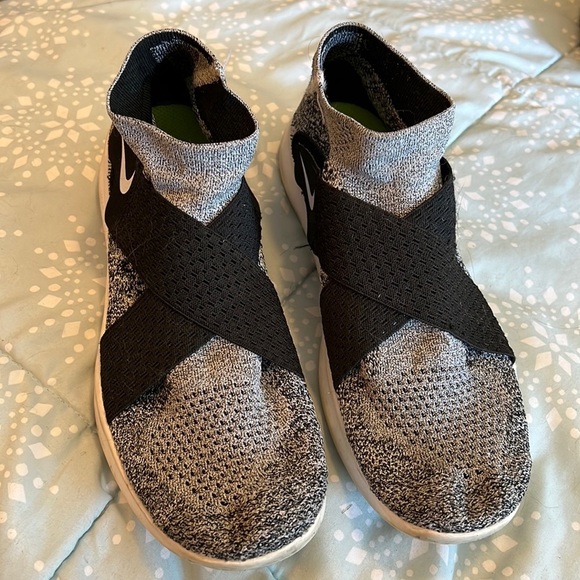 Unnatural Nike running free and flexible in black and white size 8 - Picture 1 of 6